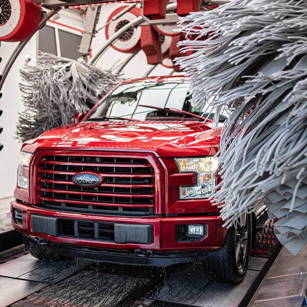 Hugger brush cleaning truck